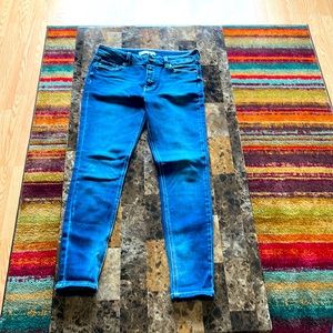 Brand new without tags size 28 kancan mid rise skinny jeans.